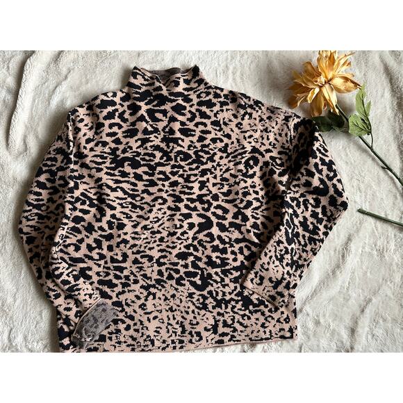 Tahari Cheetah Print Crew Neck Sweater Size Medium - Picture 1 of 6